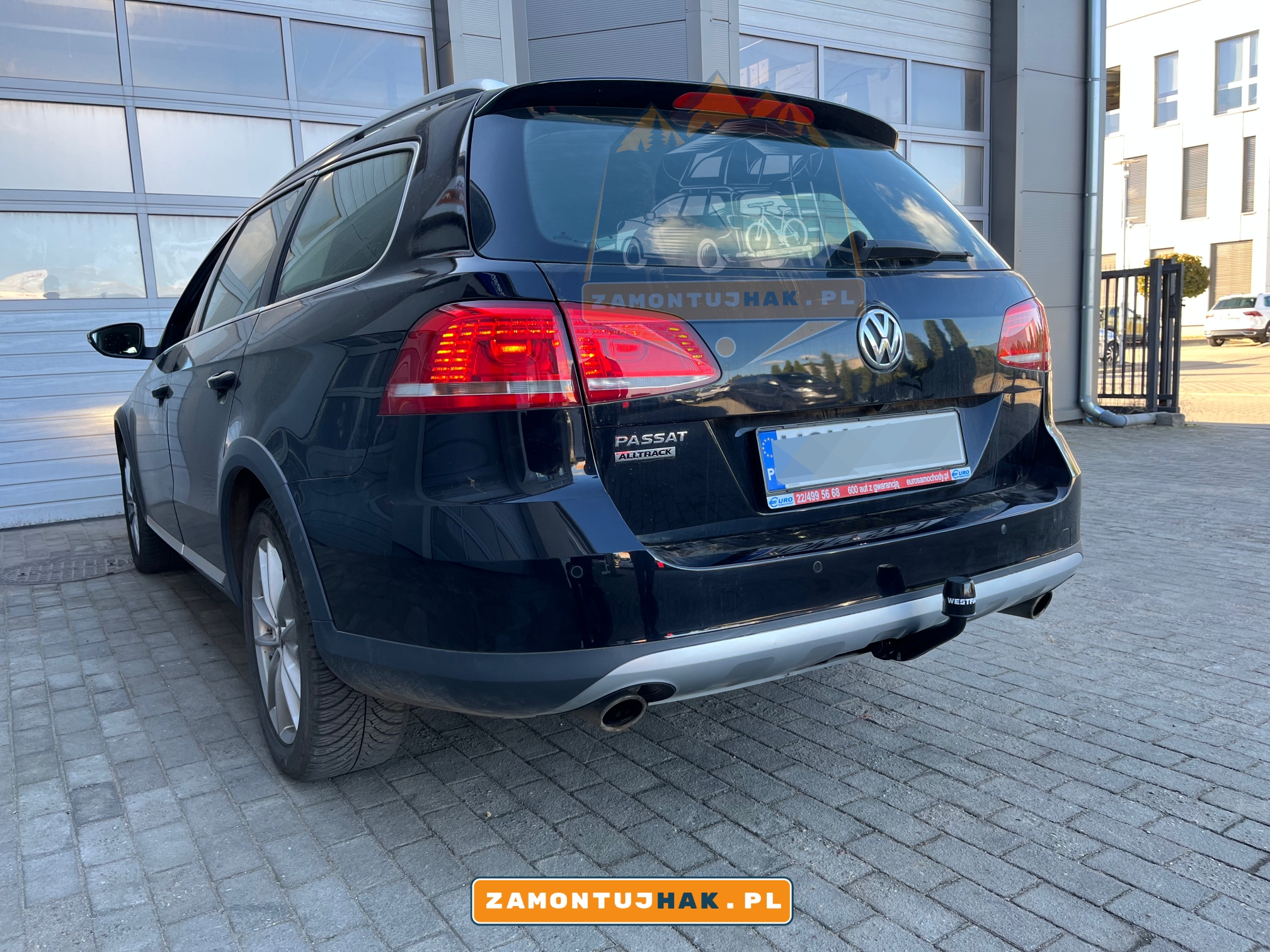 VW Passat z zamontowanym, wypinanym pionowo hakiem holowniczym Westfalia